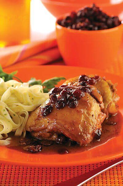 Pollo con especias y arándanos