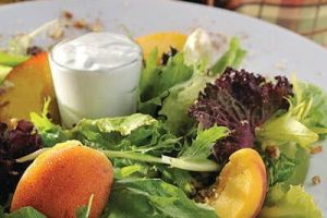 Ensalada de duraznos con aderezo de yogurt y queso azul