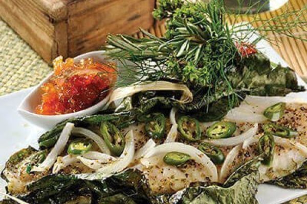 Pescado con hoja santa