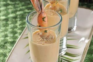 Brochetas de camarón con salsa de coco