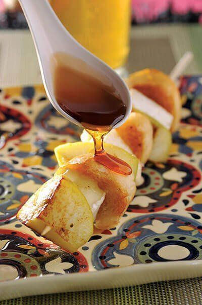 Brochetas de pan con manzana y queso Brie