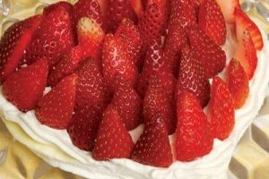 Merengue con chocolate blanco y fresas con crema