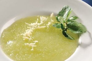 Sopa de berros con pera