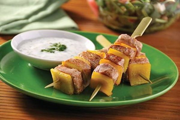 Kebabs de cerdo y pimiento con tzatziki