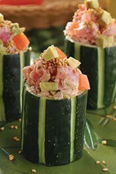 Vasitos de pepino rellenos de atún al chipotle