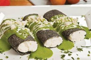 Enchiladas de requesón con salsa de chile poblano