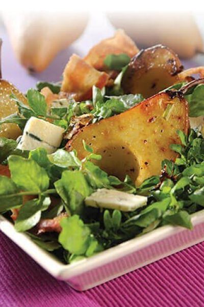 Ensalada de pera con Roquefort y tocino