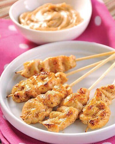 Brochetas de pollo con salsa de cacahuate