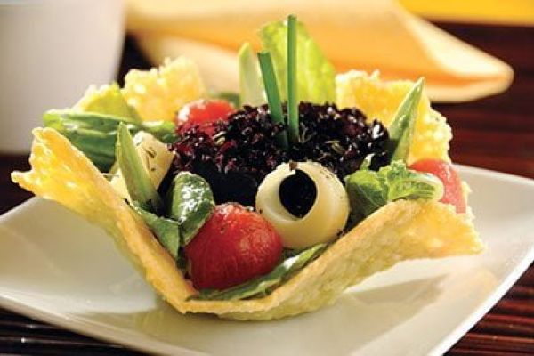 Canasta de queso con ensalada mixta