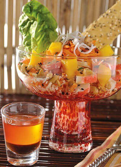 Ensalada de surimi con mango y coco