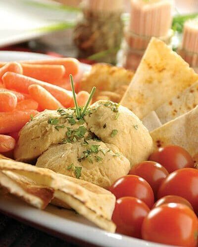 Dip de garbanzo con chips de pan árabe