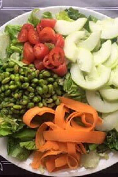 Ensalada de edamames con pepino y zanahoria