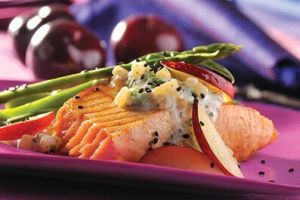 Salmón con chutney de ciruela