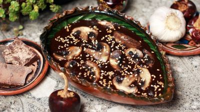 Mole casero con champiñones
