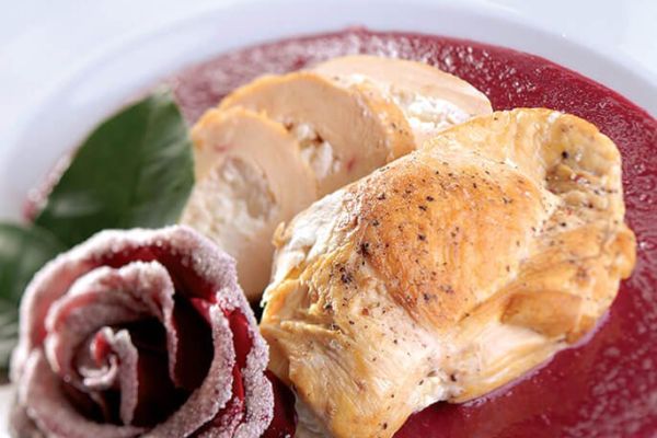 Pechugas rellenas de queso de cabra en salsa de jamaica y petalos de rosa