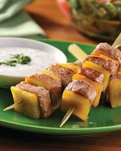 Kebabs de cerdo y pimiento con tzatziki