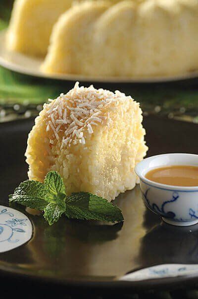 Pastel de arroz y coco con salsa de cajeta
