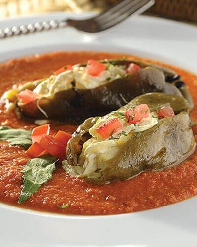 Chiles rellenos de queso con salsa de chorizo