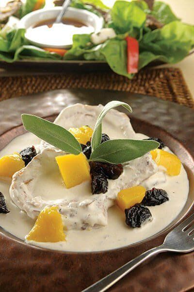 Chuletas con salsa blanca y frutas