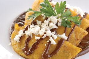 Quesadillas de platano macho con queso de cabra y mole