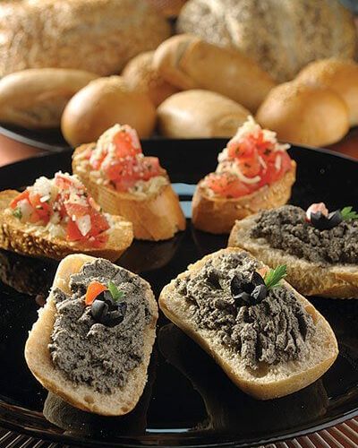 Bruschetta de tomate y dip de aceituna negra (tapenade)