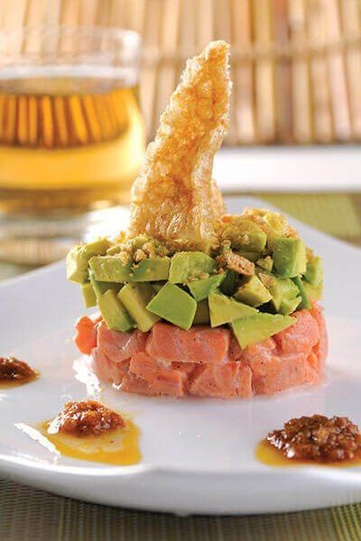 Tártara de salmón con aguacate y vinagreta de chicharrón