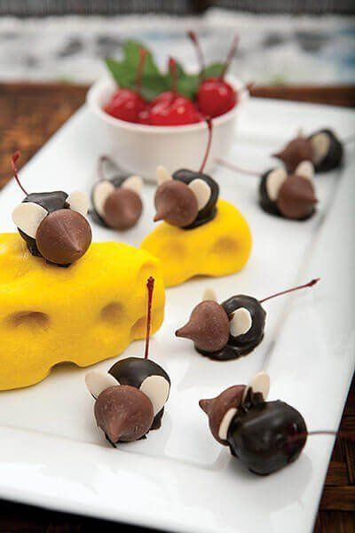 Ratoncitos de chocolate sobre queso de mazapan