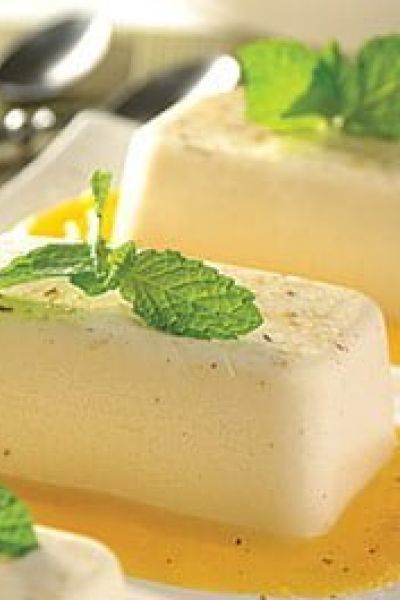 Panna cotta con salsa de duraznos