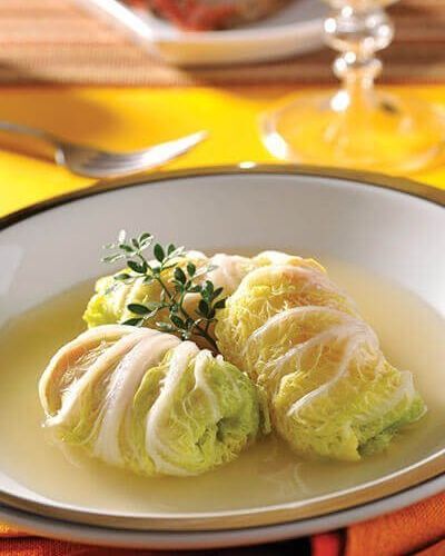 Rollitos de col rellenos feta y tocino