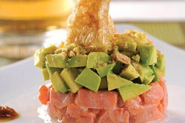Tártara de salmón con aguacate y vinagreta de chicharrón