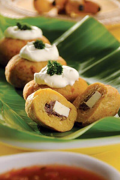Croquetas de plátano macho rellenas de frijol y queso