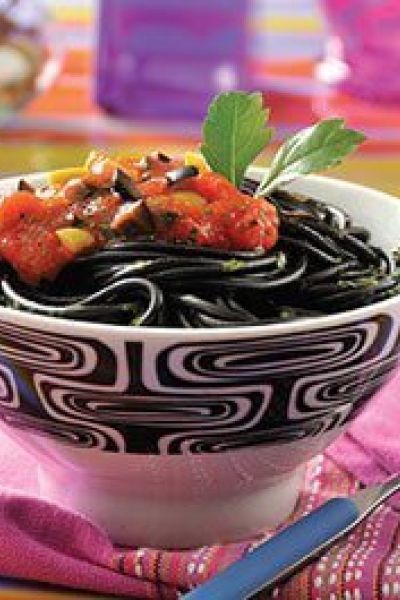 Pasta negra a la puttanesca de lumbricus terrestris