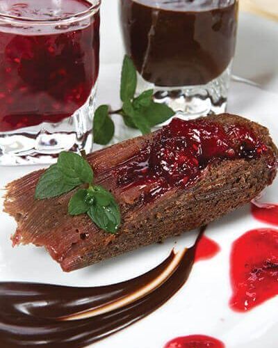 Tamal de chocolate y frutos rojos