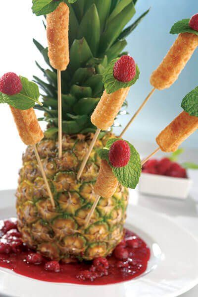 Brochetas de queso fritas con salsa de frambuesa