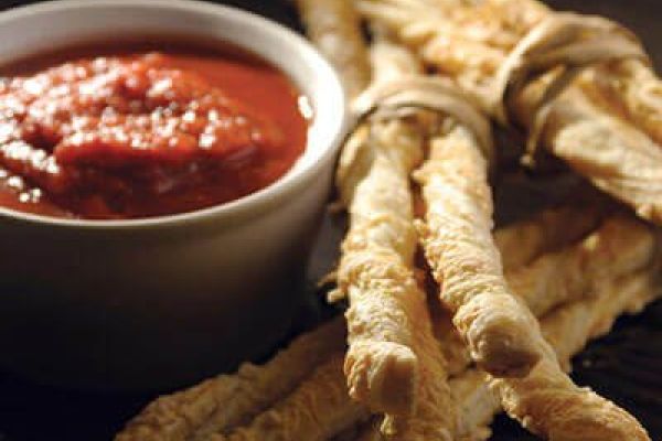 Palitos de queso con salsa de tomate