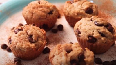 Muffins de vainilla y chispas de chocolate vegetarianos
