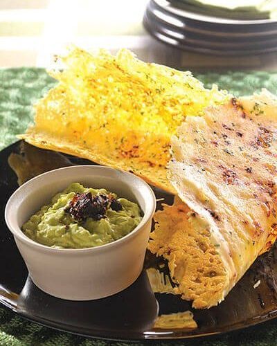 Chicharrón de queso Parmesano con salsa de aguacate