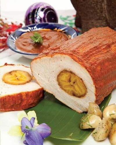 Lomo de cerdo relleno de plátano macho en adobo a los tres chiles