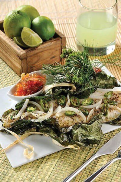Pescado con hoja santa