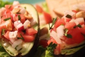 AGUACATES RELLENOS DE CACAHUATES Y VERDURAS