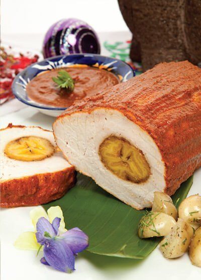 Lomo de cerdo relleno de plátano macho en adobo a los tres chiles