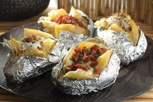 Papas al horno con crema y tocino