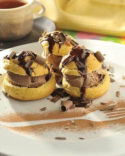 Profiteroles con helado de chocolate