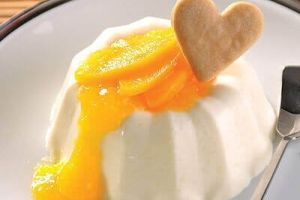 Gelatina de Yogurt con coulis de durazno
