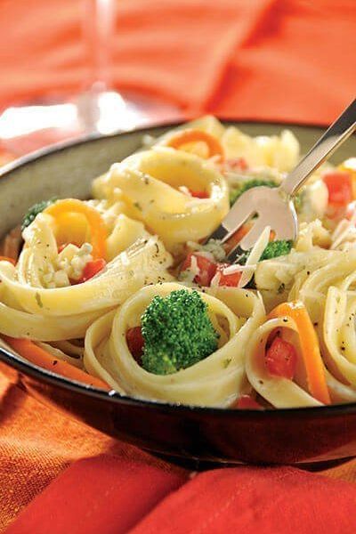 Fetuccini primavera con salsa de gorgonzola
