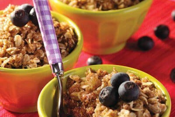 Crocante de manzana con moras azules