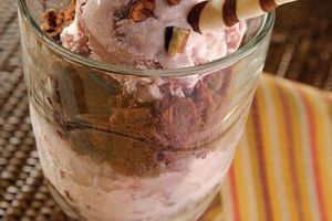 Copa de Brownie con helado de cereza