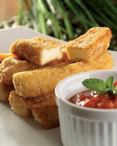 Deditos de queso con dip de tomate