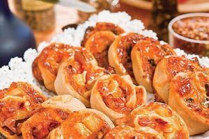 Minirroles de pimiento y pollo y de salchicha con piña