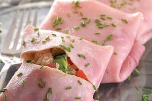 Sobrecitos de jamón rellenos de aguacate y chicharrón